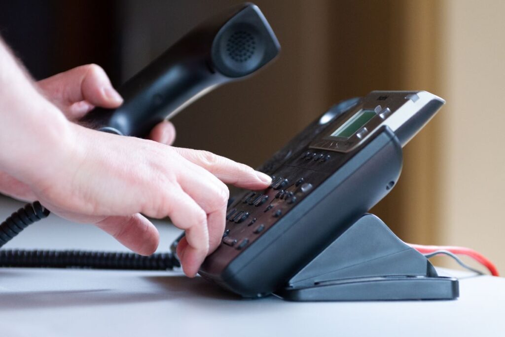 pessoa usando o VoIP PABX físico