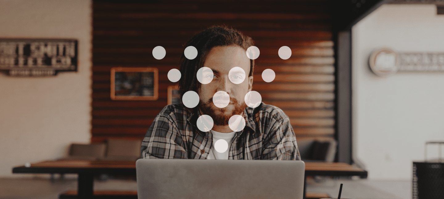 homem usando o VoIP PABX físico no computador