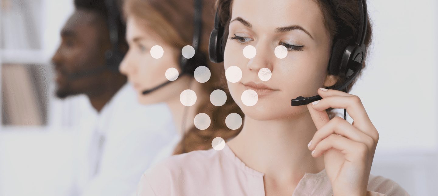atendente aplicando o atendimento consultivo, reativo e proativo em call center