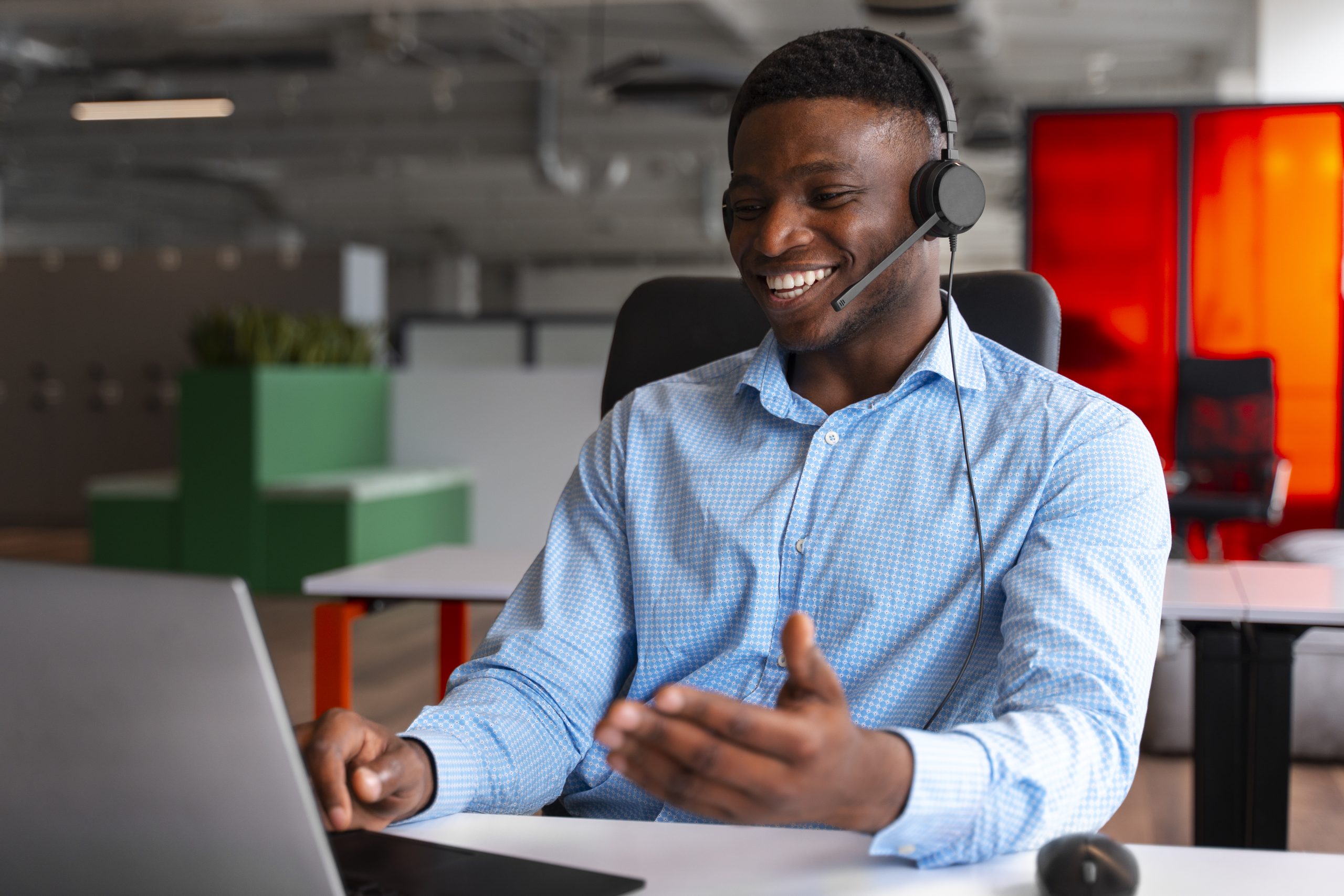 homem usando a telefonia como central de atendimento no seu trabalho