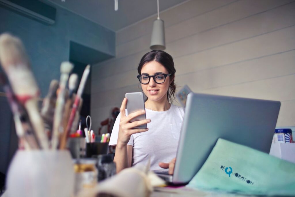 mulher lendo os benefícios VoIP pelo celular