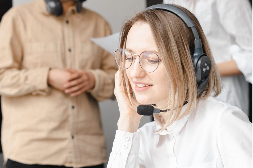 Atendente de call center recebendo uma reclamação e transformando em oportunidade 