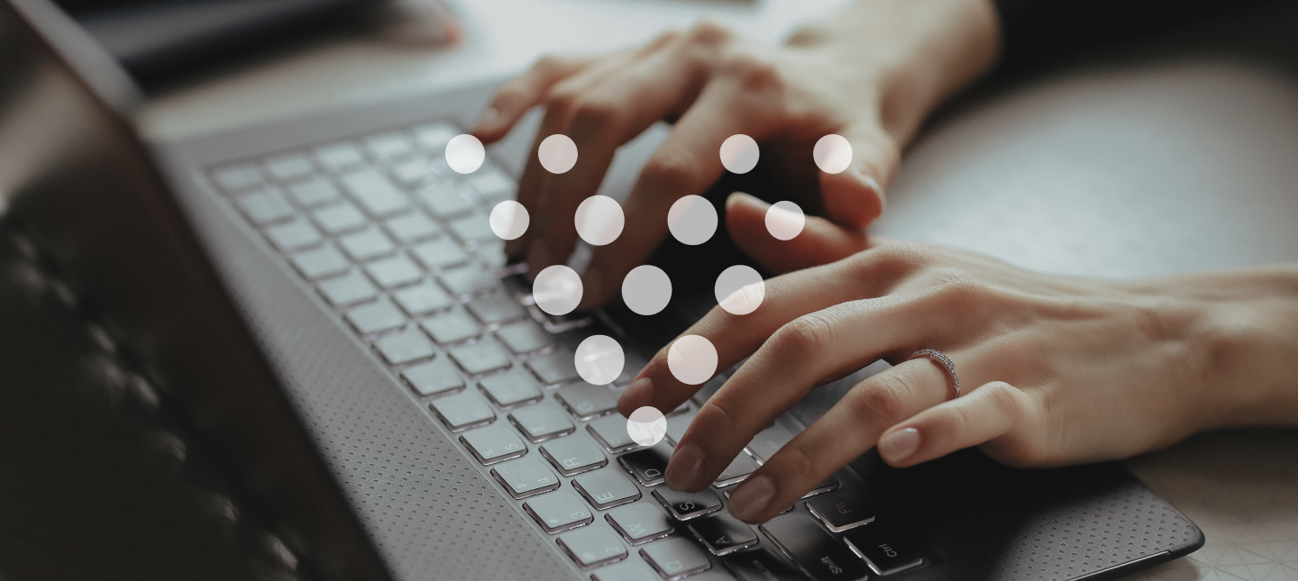mulher transformando seu computador em uma máquina de chamadas