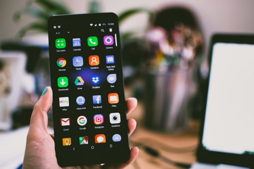 pessoa configurando seu smartphone em telefone fixo