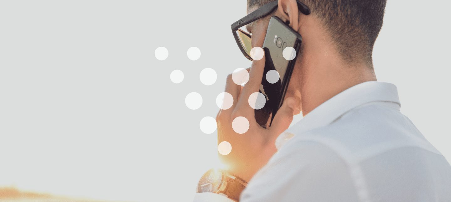 homem usando os benefícios VoIP pelo celular