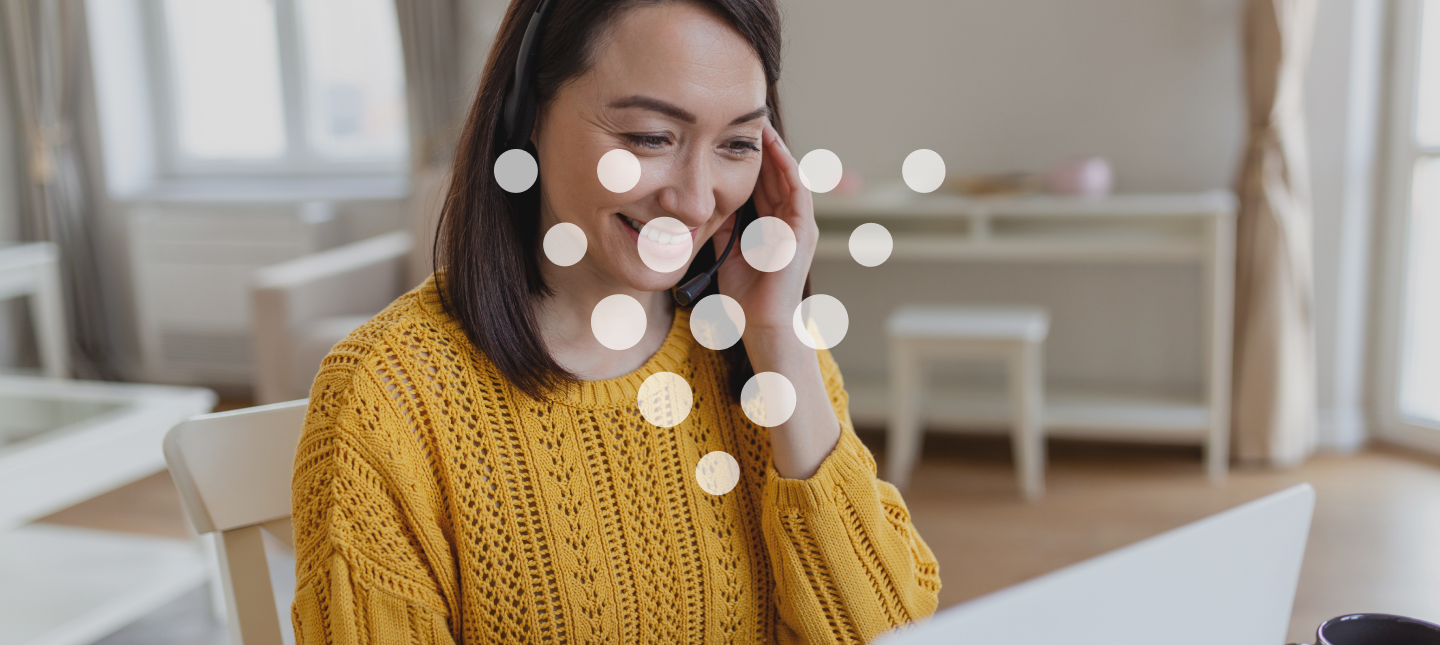 mulher usando tecnologia VoIP em ligação na sua residência