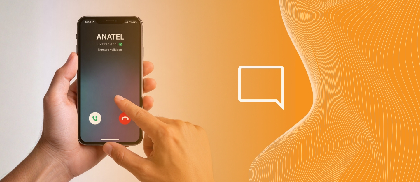 pessoa segurando o celular recebendo uma chamada com tecnologia de origem verificada de quem esta fazendo a ligação, que no caso é a Anatel