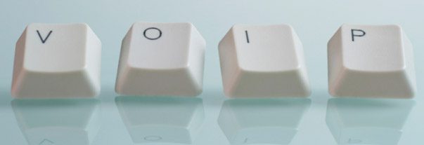 teclados de computador representando como Instalar VoIP