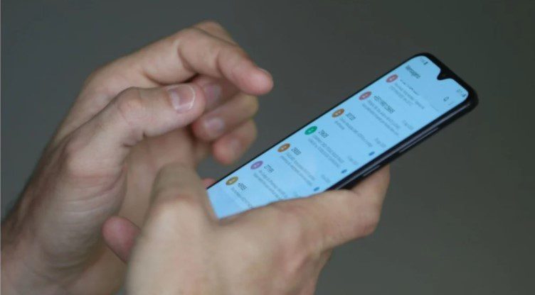 pessoa recebendo ligações de telemarketing no celular
