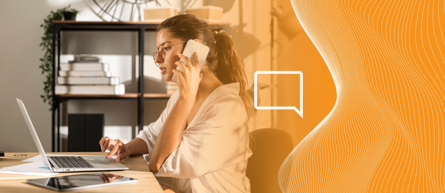 Mulher usando a tecnologia do softphone com celular e computador na mão enquanto está fora do trabalho e resolvando uma demanda do seu cargo