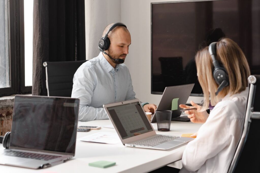 atendentes fazendo portabilidade VoIP de clientes pelo computador