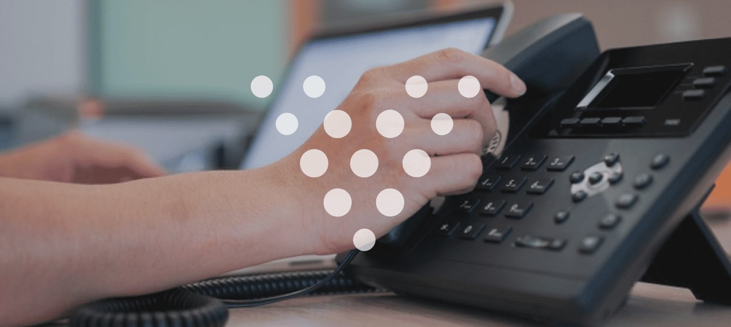 pessoa configurando o protocolo SIP em aparelho telefônico