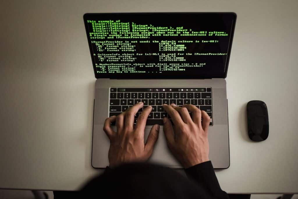 homem mexendo no computador e configurando Megabytes