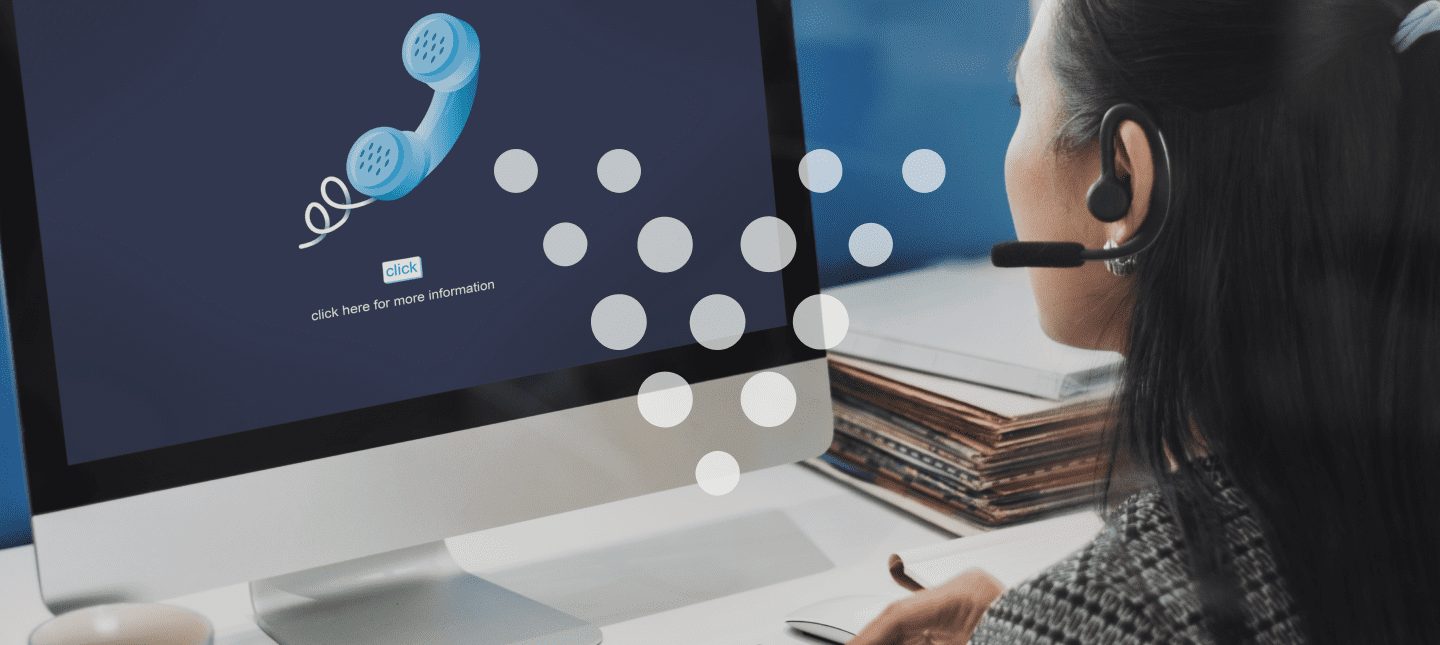 atendente usando Megabytes para ligação com sistema VoIP