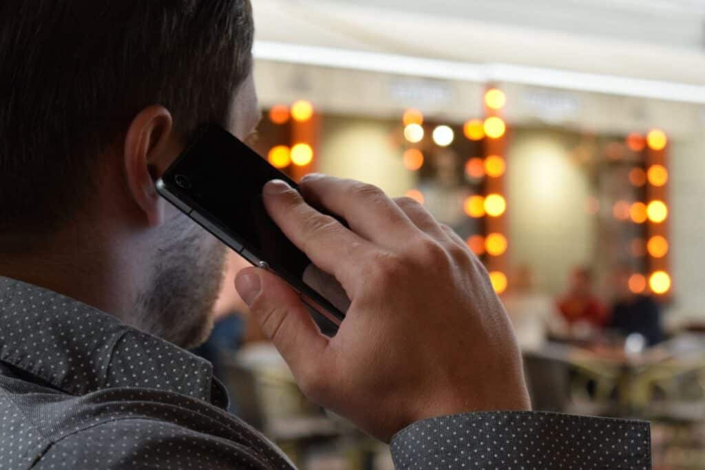funcionário atendendo uma ligação pelo Siga-me no celular