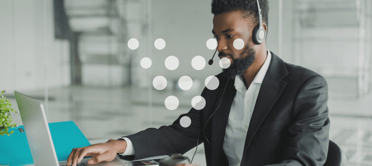 homem usando um Softphone no trabalho