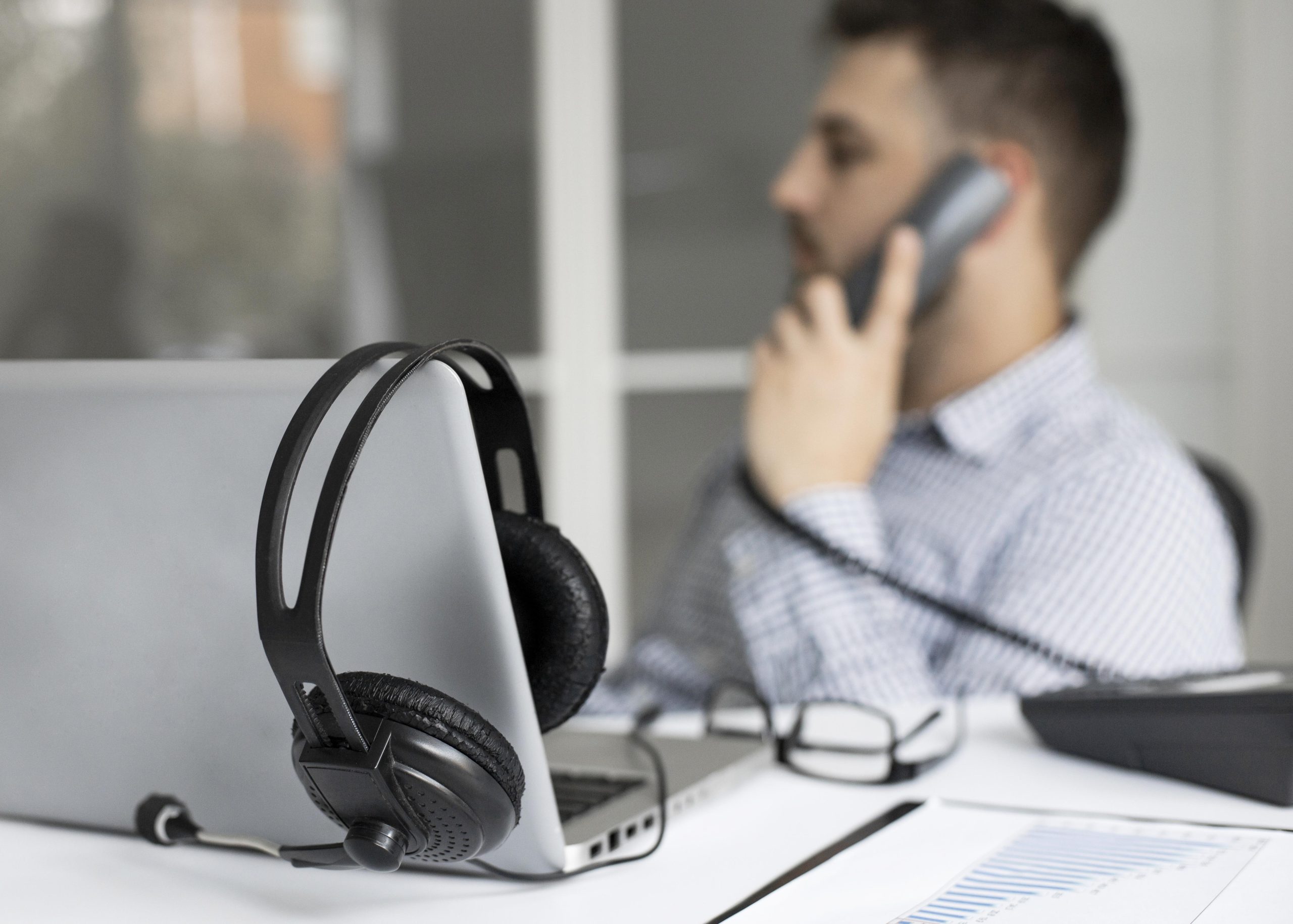 empresário falando ao Telefone VoIP