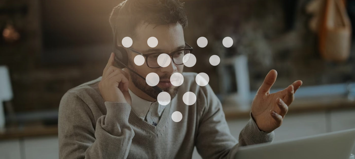 homem usando Telefone VoIP no seu escritório