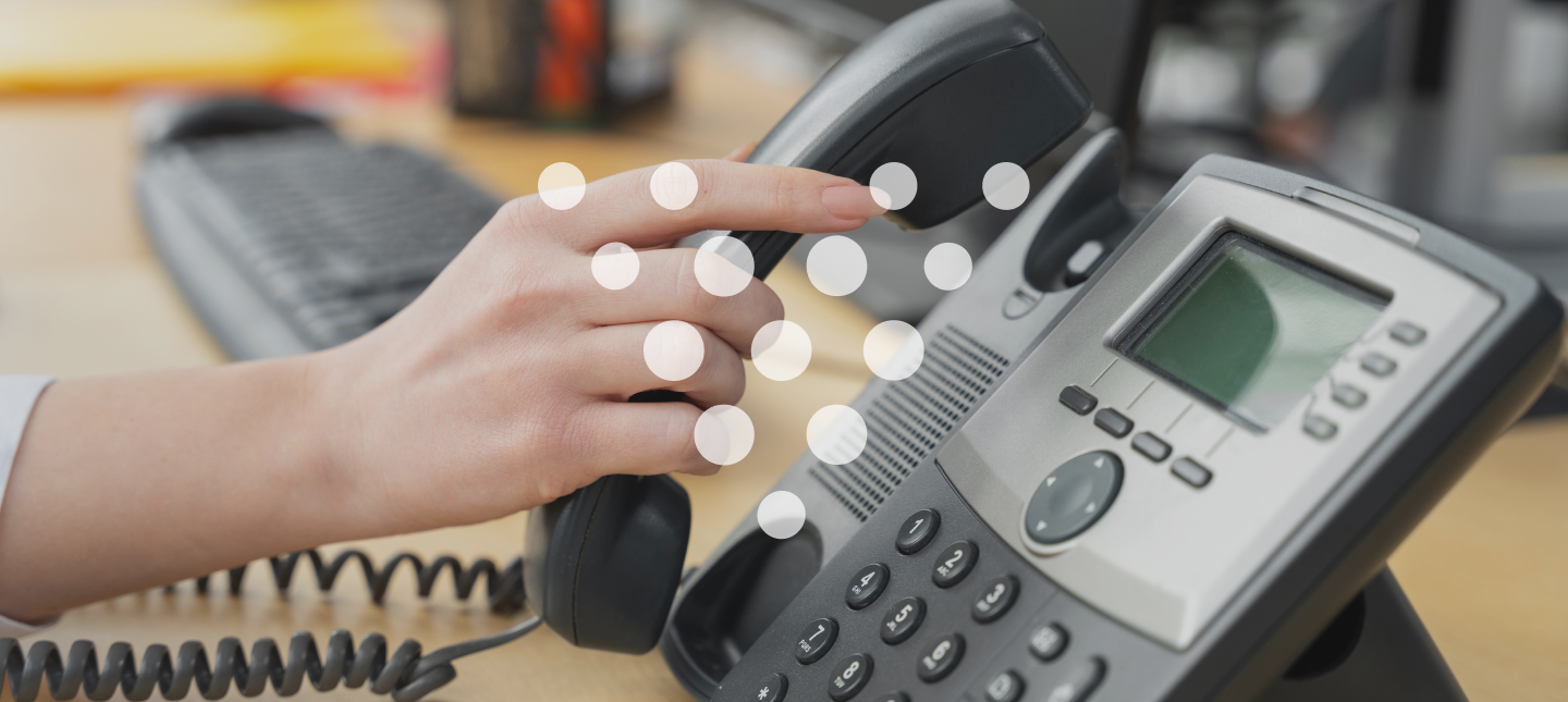 funcionária de grandes empresas usando telefonia VoIP