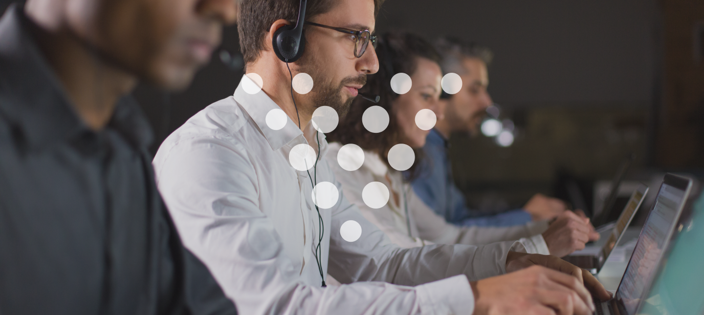equipe de call center analisando o tempo médio de atendimento