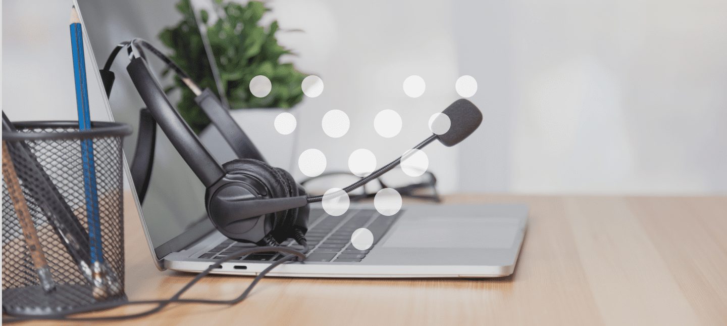 imagem de computador e headset para ligação com URA