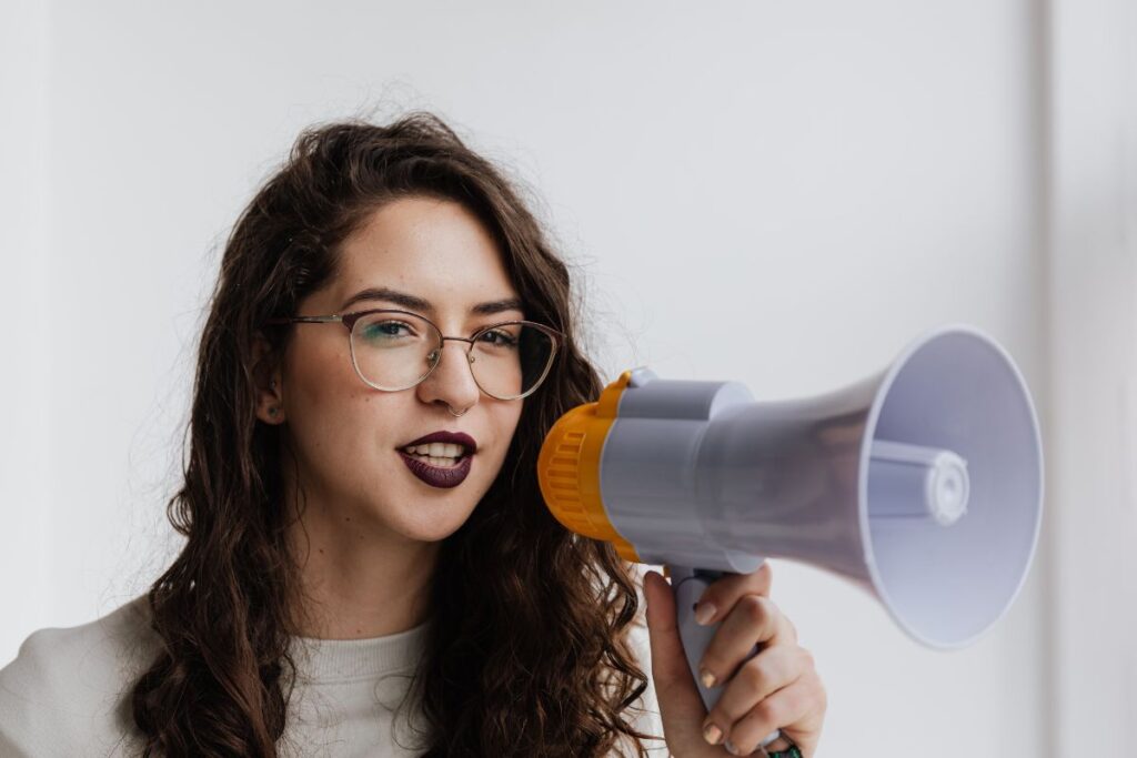 mulher com megafone falando sobre Voicebot