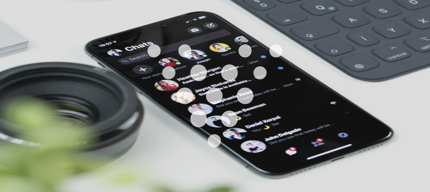 celular com conversas do WhatsApp Business em cima de uma mesa
